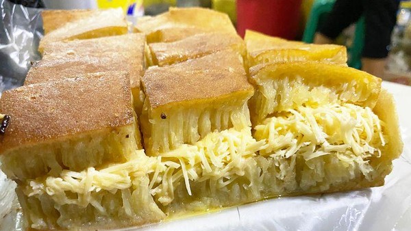 Martabak Manis Dampo Awang Pelangi: Rasa yang Menggugah Selera di Kawunganten